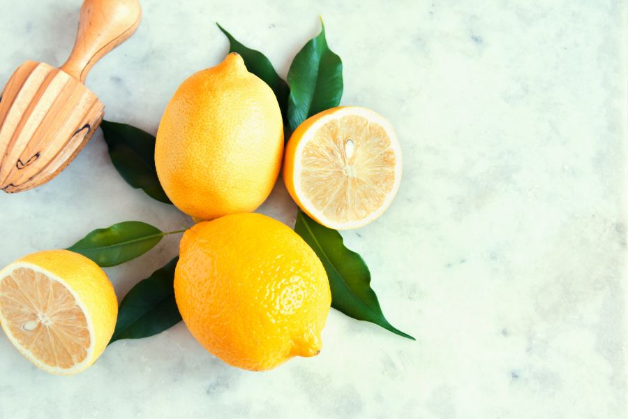 Trong chanh có chứa nhiều vitamin C, hỗ trợ giảm viêm, tăng cường quá trình trao đổi chất.