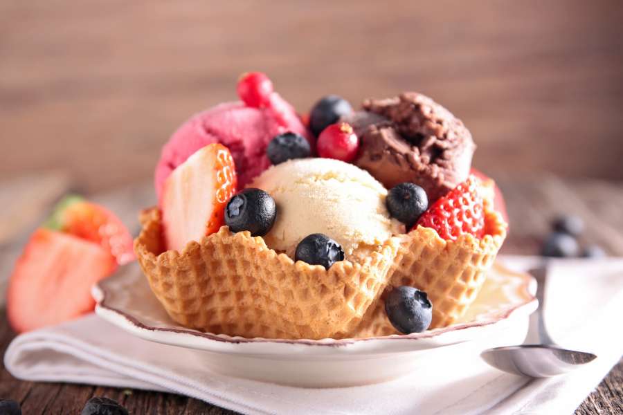 Trong kem có thành phần được làm từ những nguyên liệu chứa nhiều chất béo: Sữa, đường, socola, dừa,..