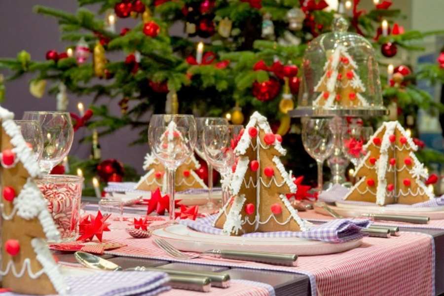 Trang trí bàn tiệc Giáng Sinh bên cạnh cây thông Noel cỡ lớn đẹp mắt.