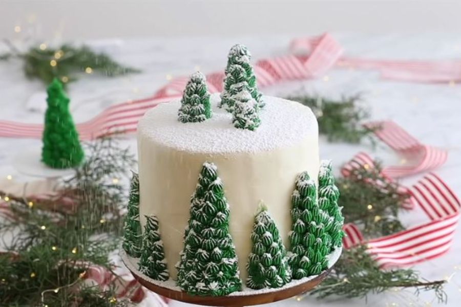 Bánh kem Giáng Sinh trang trí cây thông bắt mắt.