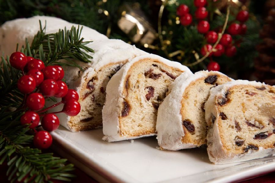 Bánh mì stollen là bánh nướng nổi tiếng dịp Giáng Sinh ở Đức.