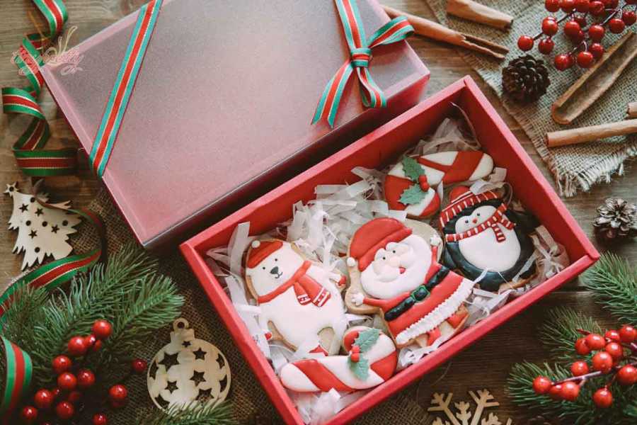 Mẫu bánh kẹo được đặt trong một chiếc hộp gọn gàng để trang trí văn phòng ngày Giáng Sinh.