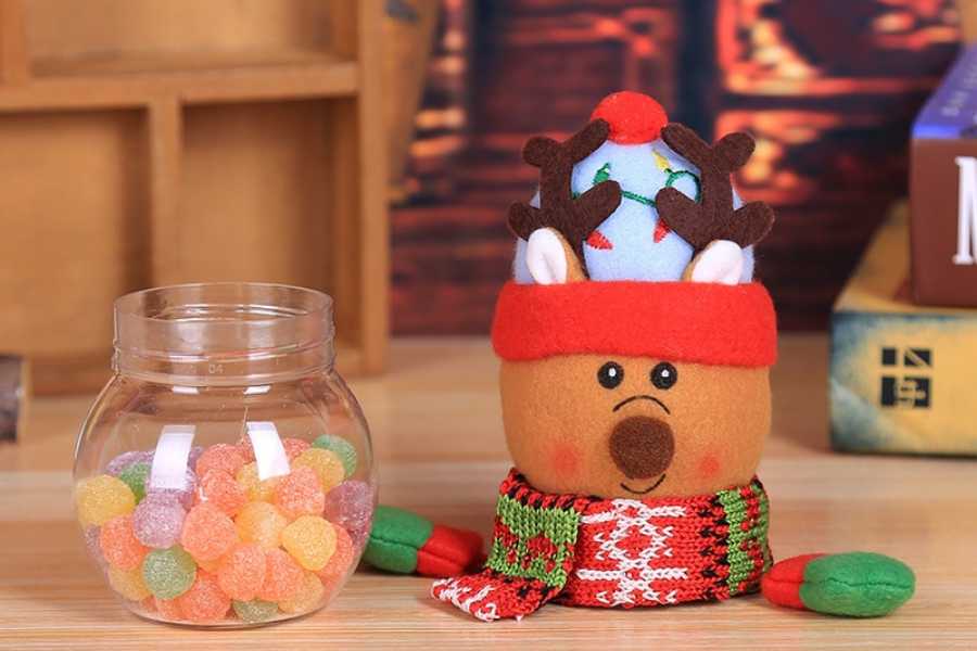 Bạn có thể đặt kẹo trong những chiếc hộp trang trí Noel và đặt lên khu vực bàn làm việc tại văn phòng.