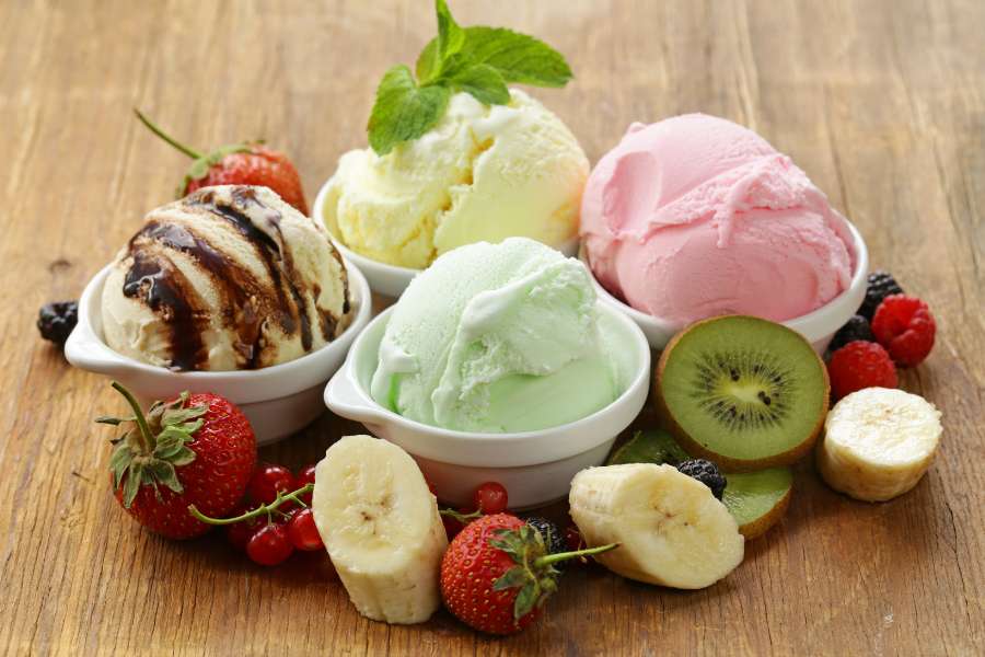 Nên lựa chọn những loại kem được chế biến từ trái cây để hạn chế lượng calo.