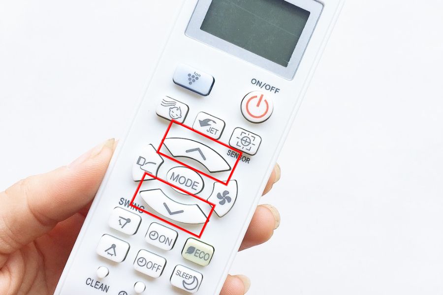 Nhấn phím tăng hoặc giảm nhiệt độ để dò tìm tần số điều hòa thủ công.