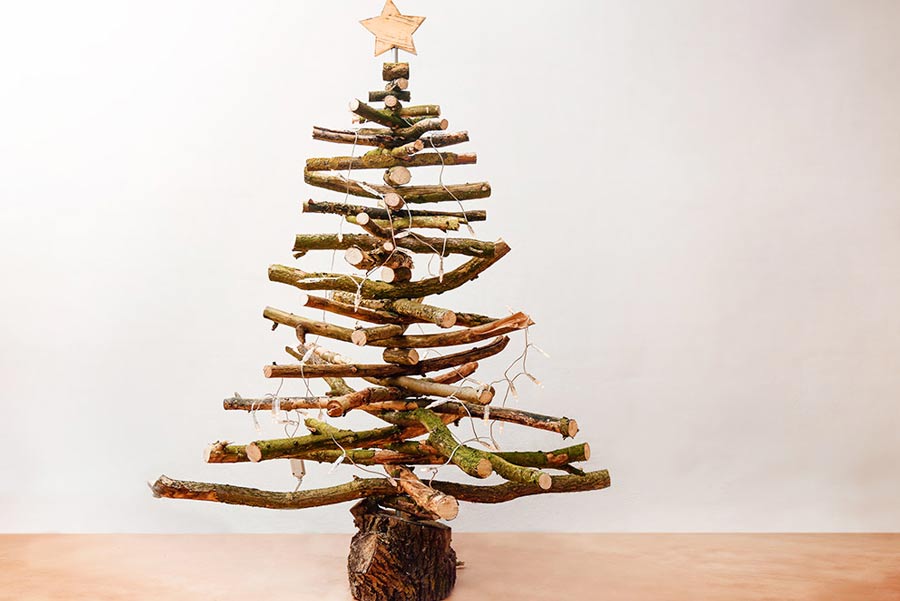 Bạn có thể làm cây thông Giáng Sinh để bàn, trưng bày ở phòng khách hoặc văn phòng làm việc.