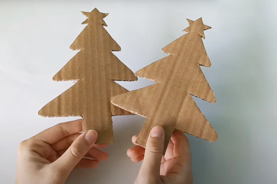 Cắt 2 miếng bìa carton hình cây thông Noel.