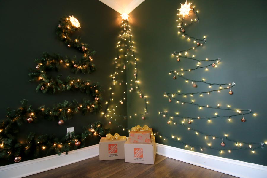 Kết hợp dây kim tuyến và đèn LED bạn sẽ tạo ra không gian Giáng Sinh rất ấm cúng.
