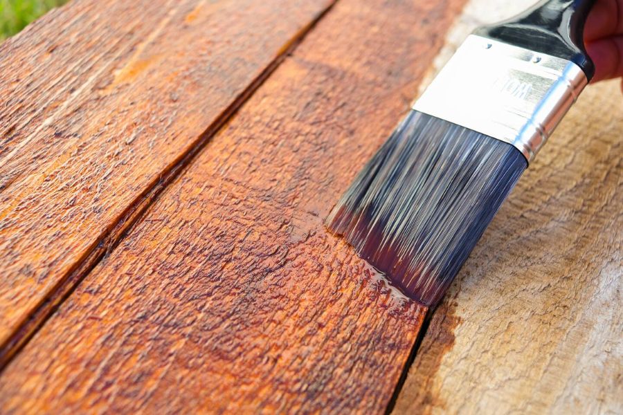 Có thể giữ nguyên hoặc sơn phủ lên bề mặt gỗ tùy theo sở thích.