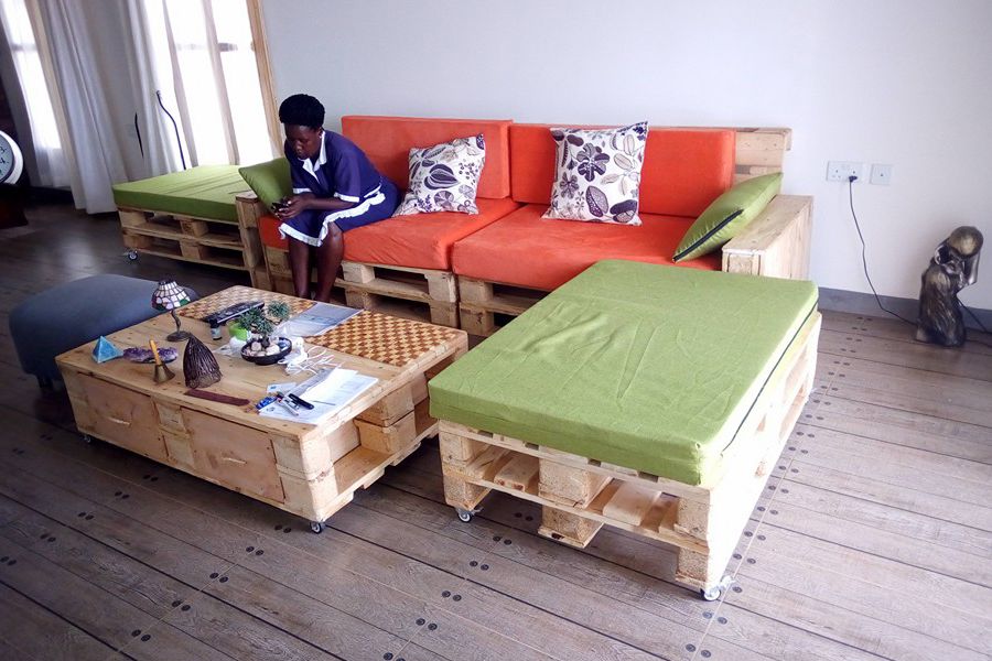 Bộ sofa pallet đơn giản được biến tấu thành một góc trang trí độc đáo trong phòng.