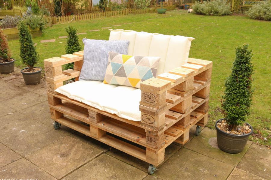Bộ Sofa làm bằng gỗ Pallet đặt ở ngoài để giải trí, chụp ảnh.