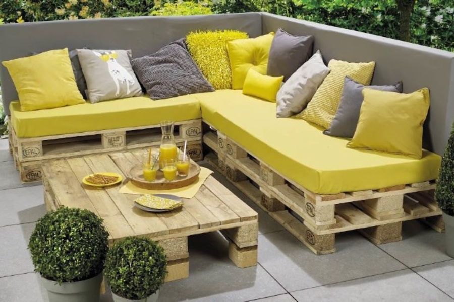 Bộ Sofa làm bằng gỗ Pallet đặt ở góc sân đẹp mắt.