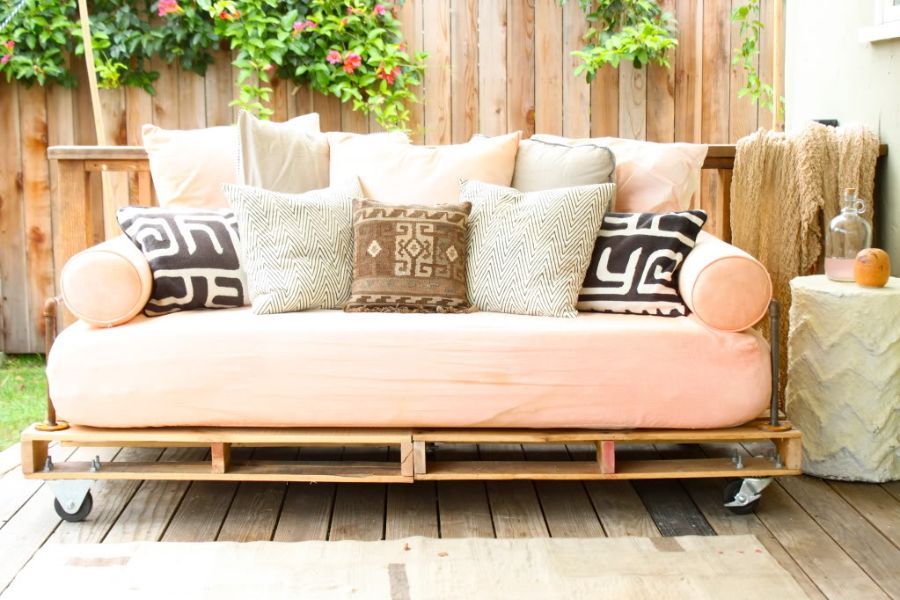 Bộ Sofa làm bằng gỗ Pallet đặt ở ngoài để làm giải trí, thư giãn.