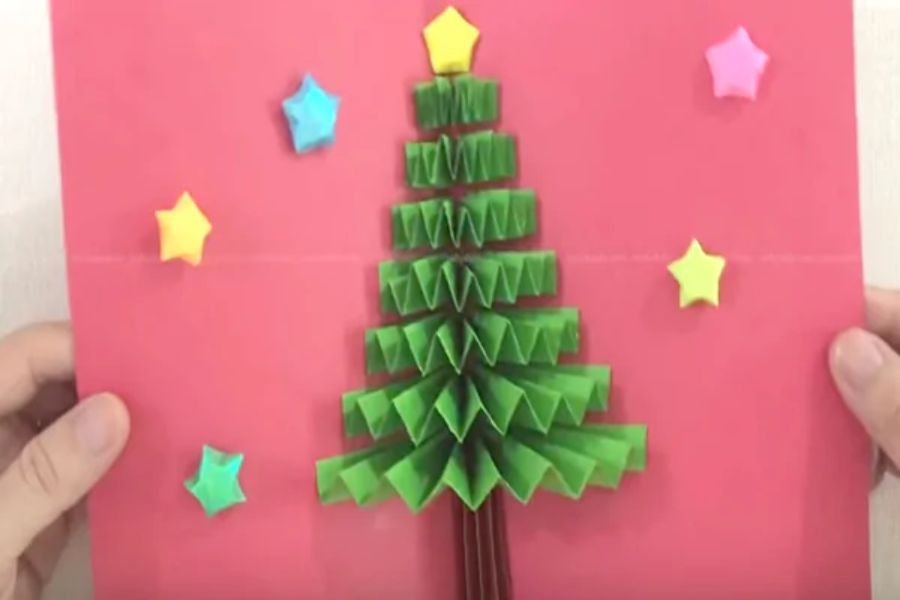 Thành quả thiệp Giáng Sinh 3D hình cây thông bằng giấy kiểu quạt.