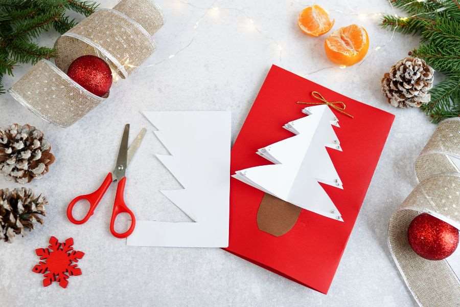 Quà tặng handmade Giáng Sinh: Có thể biến tấu làm thiệp Noel hình cây thông tùy theo sở thích.