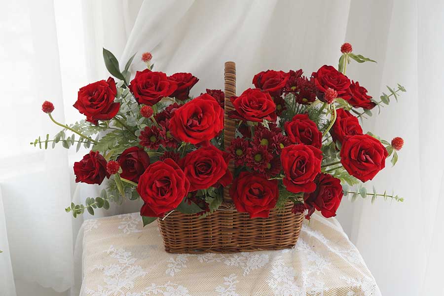Cắm hoa hồng vào xốp rồi đặt vào giỏ cực kỳ xinh xắn.