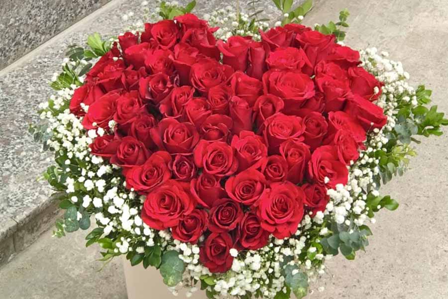 Ngoài ý nghĩa trong tình yêu đôi lứa thì cắm hoa 20/11 hình trái tim tặng thầy cô cũng rất chân thành.