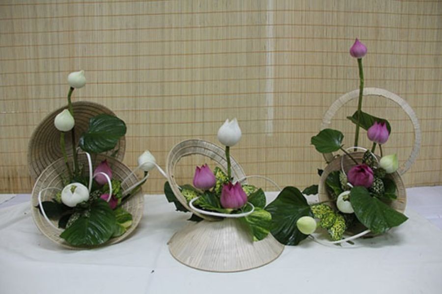 Cắm hoa sen kết hợp với nón lá mang đậm dấu ấn Việt Nam và thường được nhiều hộ gia đình áp dụng vào các dịp trọng đại.