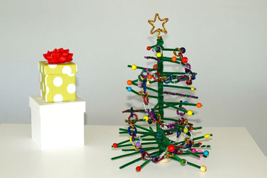 Độc đáo mẫu cây thông Giáng Sinh làm từ dây kim tuyến và kẽm nhung.