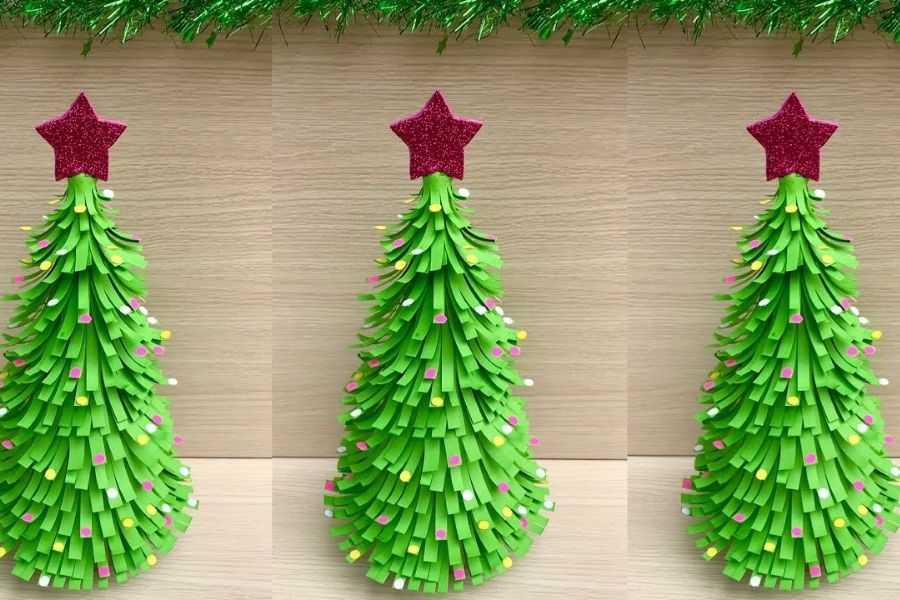 Một cây thông Noel handmade được làm từ những món đồ đa dạng.