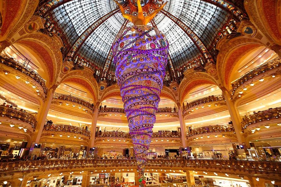 Ở thủ đô Pari - Pháp sở hữu 1 Cây thông treo trên không trung đẹp nhất thế giới.