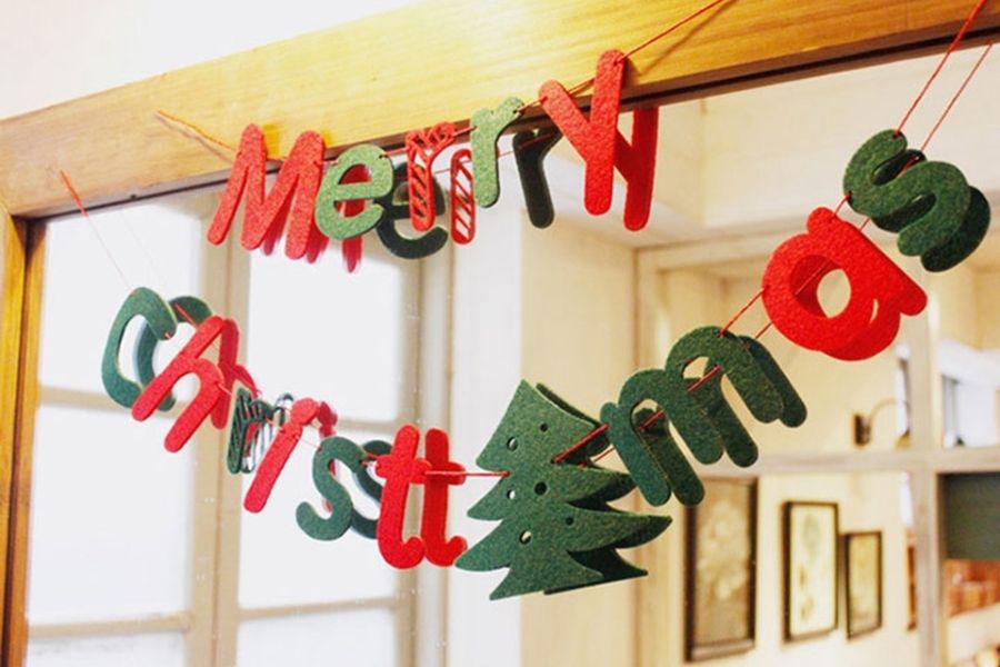 Trang trí Noel mầm non với chữ treo tường và giấy màu đẹp mắt.
