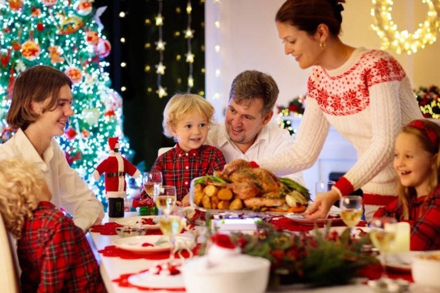 Hình ảnh ấm áp của gia đình quây quần bên bàn tiệc Noel.