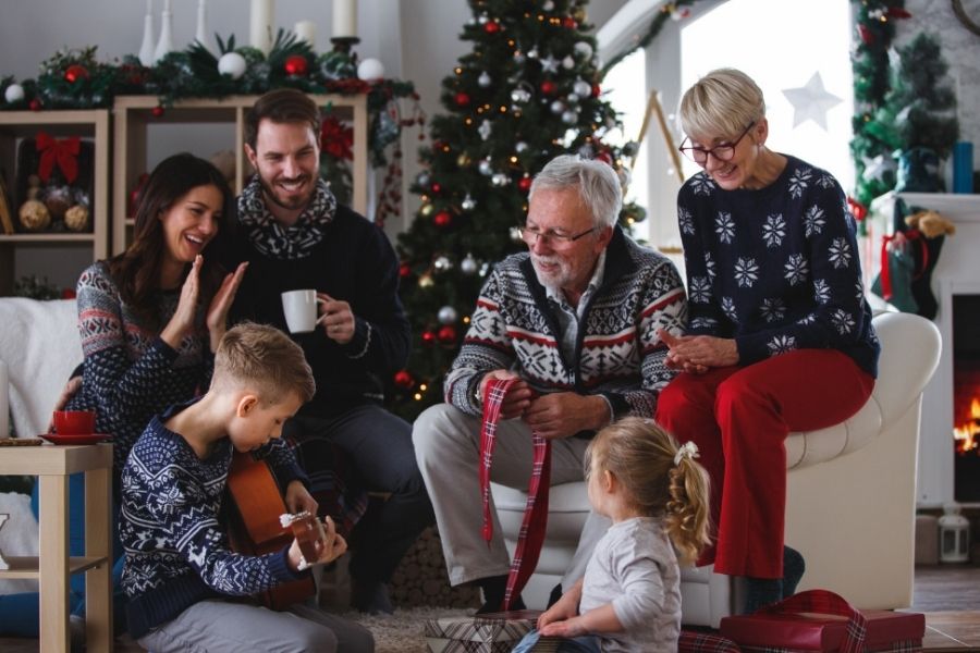 Hình ảnh ba thế hệ gia đình chụp ảnh cùng nhau ngày Giáng Sinh.