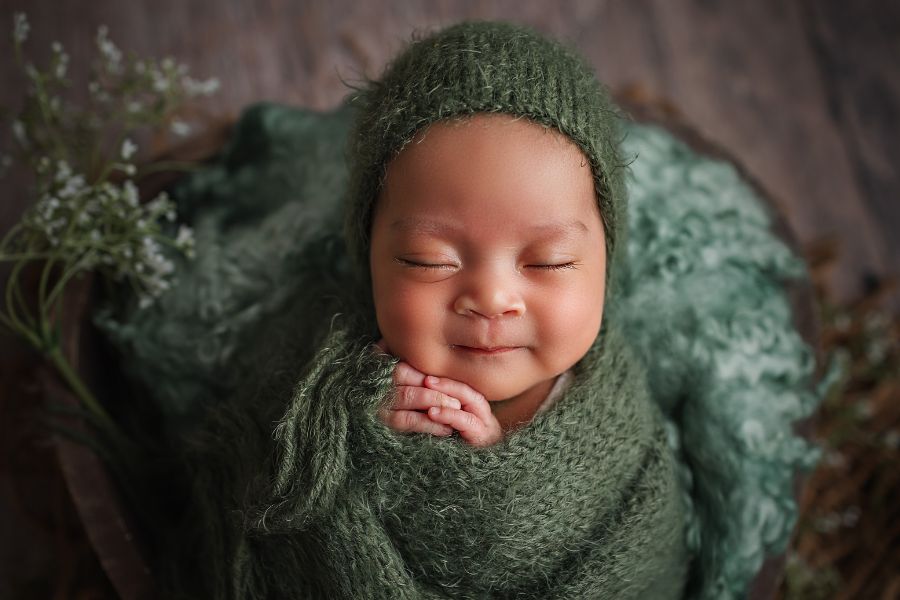 Với bé sơ sinh chụp concept xanh chỉ cần đợi bé ngủ ngon và tạo dáng cơ bản đã có ngay bộ hình để đời cho bé.