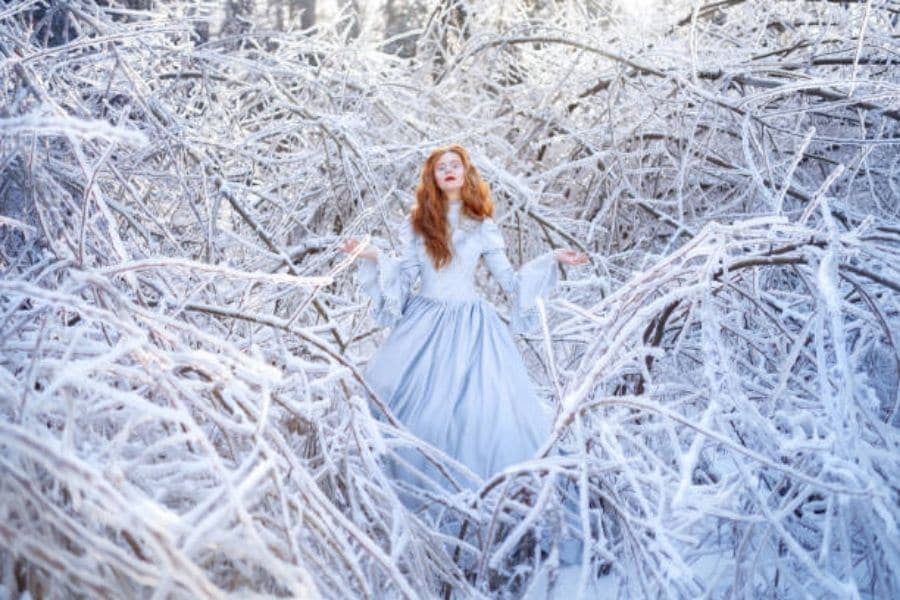 Tạo dáng công chúa giữa rừng cây thông trắng.