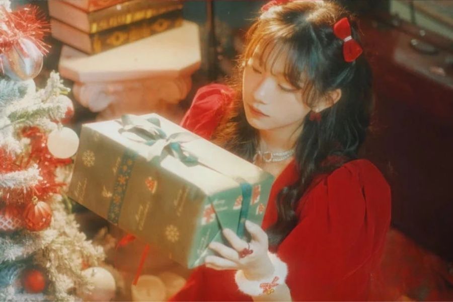 Chụp ảnh Noel bên cạnh hộp quà với màu sắc retro cổ điển.