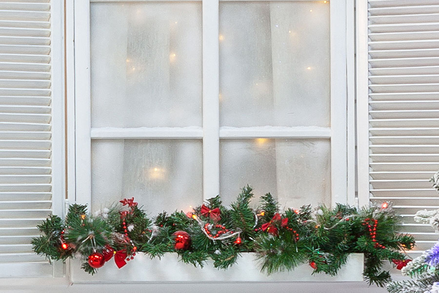 Trang trí Noel với dải hoa trên bệ cửa sổ.