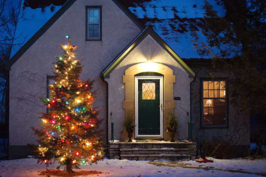 Mẫu trang trí Noel ngoài trời với ý tưởng đặt đèn bên dưới gốc cây thông Noel bắt mắt.