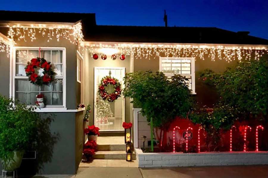 Ý tưởng trang trí góc cây cho không gian ngoài trời với ánh đèn màu đỏ nổi bật và ấm áp vào đêm Giáng Sinh.
