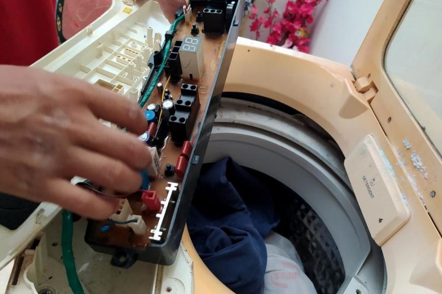 Bộ phận bo mạch của máy giặt bị hỏng cần được thay mới.