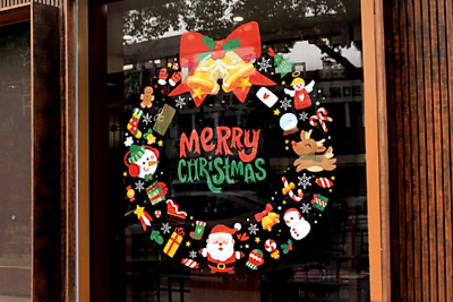 Ý tưởng dùng giấy decal hình nguyệt quế trang trí cửa bên ngoài văn phòng vào Giáng Sinh.