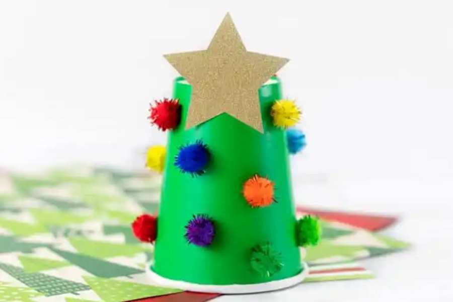 Mẫu cây thông Noel mini được làm từ ly nhựa đơn giản có thể dùng để trang trí bàn làm việc.