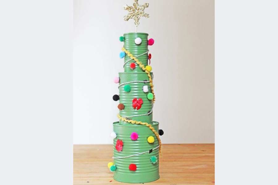 Ý tưởng cây thông Giáng Sinh trang trí văn phòng được làm từ các lon nhựa đã qua sử dụng.