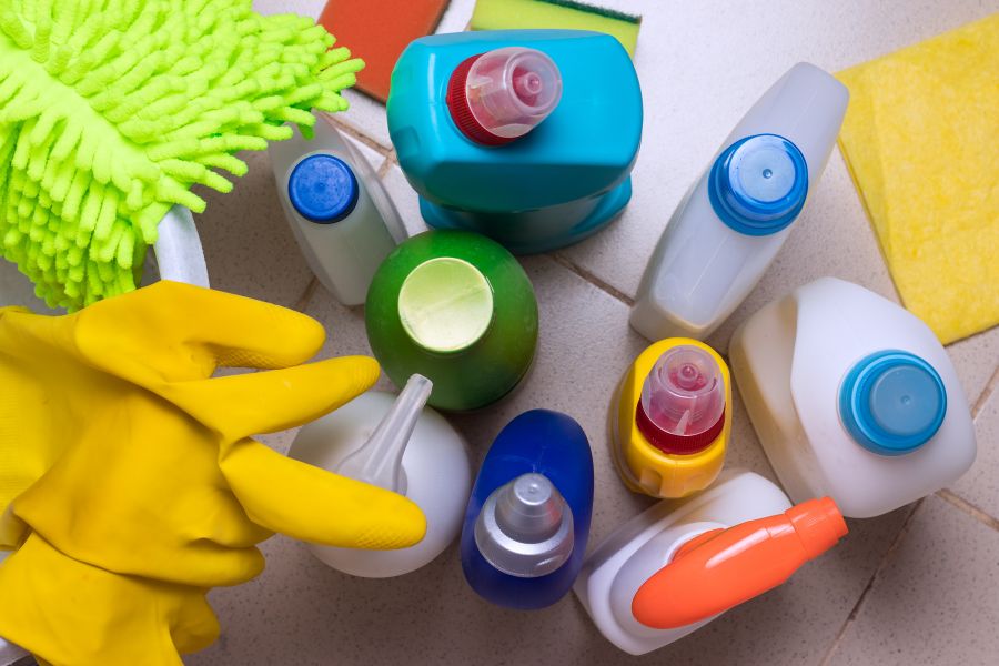Các dung dịch tẩy rửa, khử mùi sử dụng trong quá trình vệ sinh luôn được bTaskee đặt yếu tố an toàn sức khỏe cho khách hàng lên hàng đầu.