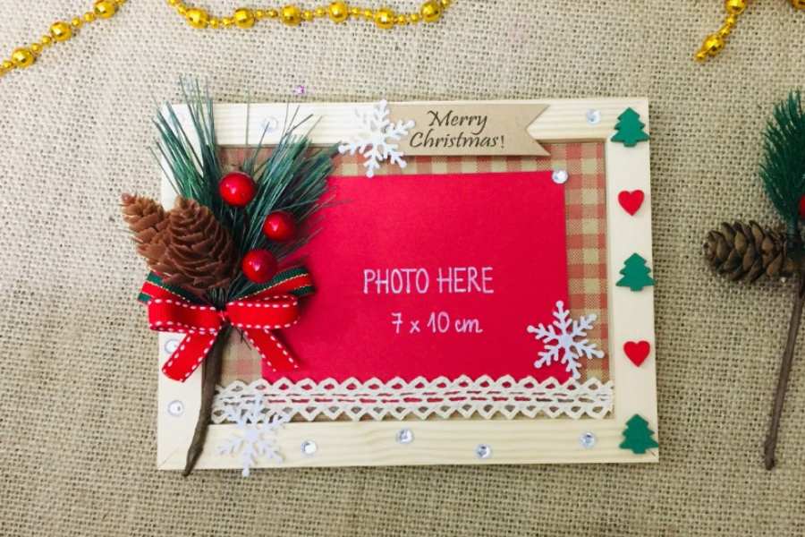 Mẫu khung ảnh trang trí Giáng Sinh handmade nhỉ nhánh có thể treo trên tường hoặc gắn vào cây thông tại văn phòng.