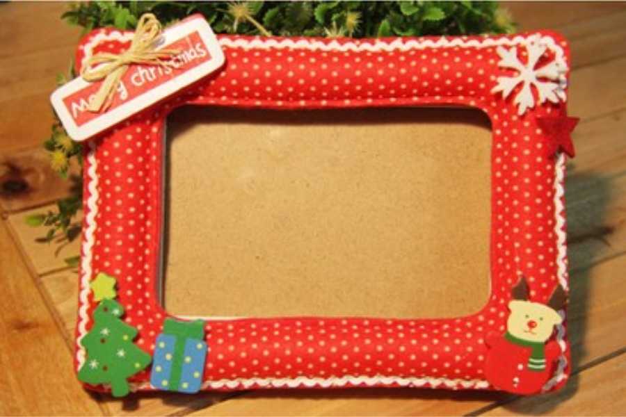 Bạn có thể dùng khung ảnh đặt lên bàn làm việc hoặc lễ tân để trang trí Noel cho văn phòng.