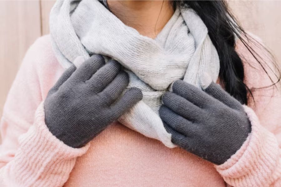 Găng tay len sẽ giúp giữ ấm cơ thể, đảm bảo sức khỏe cho nhân viên.
