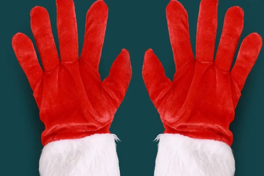Hoặc có thể sử dụng vải đỏ làm găng tay để hợp với không khí Noel hơn.