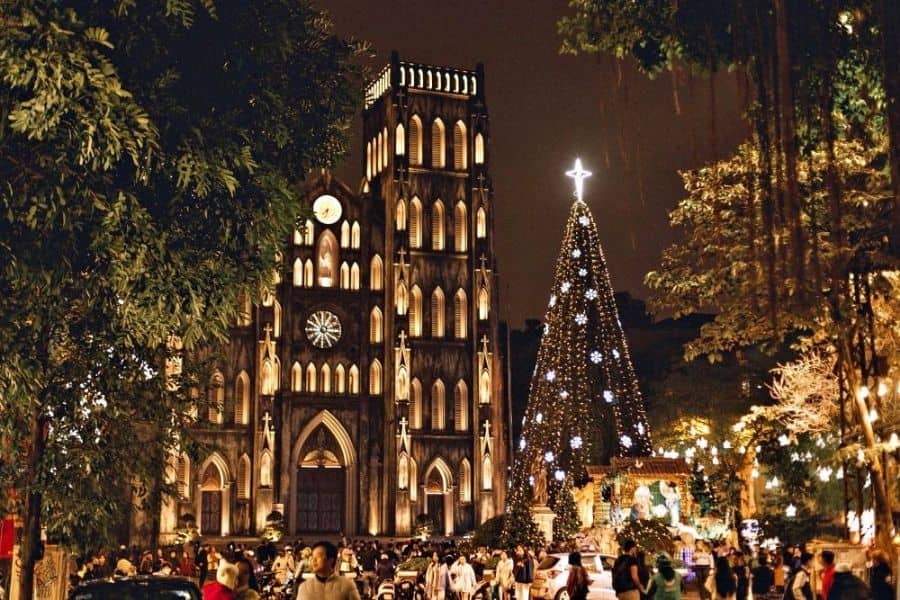 Nhà thờ lớn Hà Nội là địa điểm chụp ảnh lý tưởng ngày Giáng Sinh.