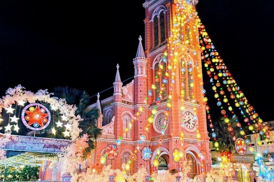 Khung cảnh Noel lung linh ở nhà thờ Tân Định.