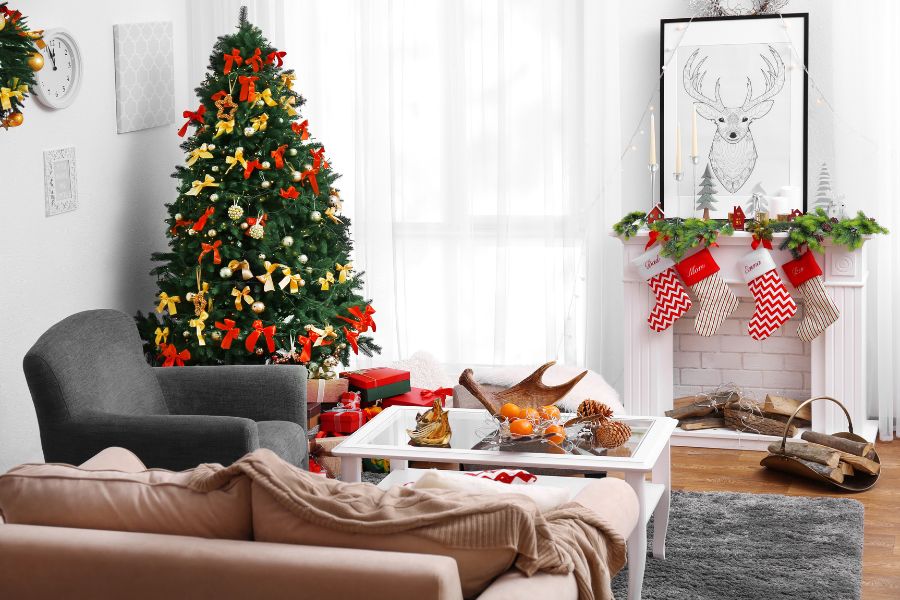 Trang trí cây Noel bằng những chiếc nơ bé xinh, rực rỡ sắc màu.