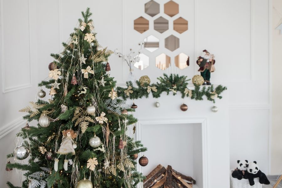 Tô điểm sắc xanh cho không gian phòng khách bằng một cây thông Noel xinh xắn.