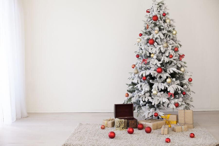 Trang trí cây thông Noel ấn tượng với hộp quà nhiều màu sắc.