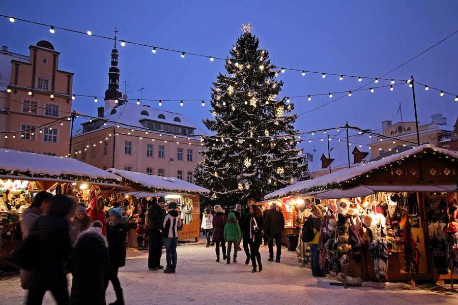 Không khí mua sắm tại một khu chợ Noel ở Tallinn, Estonia.