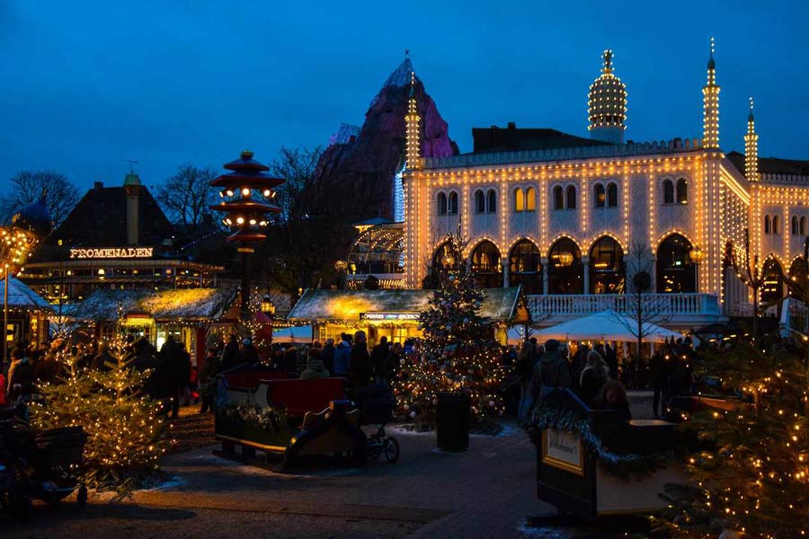 Người dân Tivoli, Copenhagen đổ ra đường vào ngày Noel.